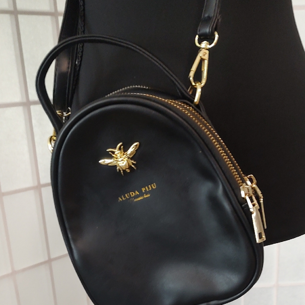 Sleek Black and Gold Crossbody Bag with Bird Emblem